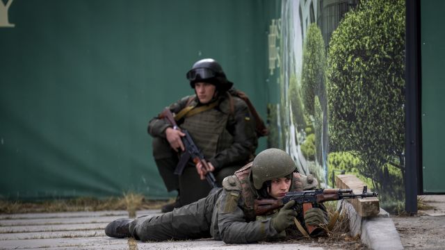 Není to hra, můžete tam umřít, varuje veterán Čechy před válkou na Ukrajině